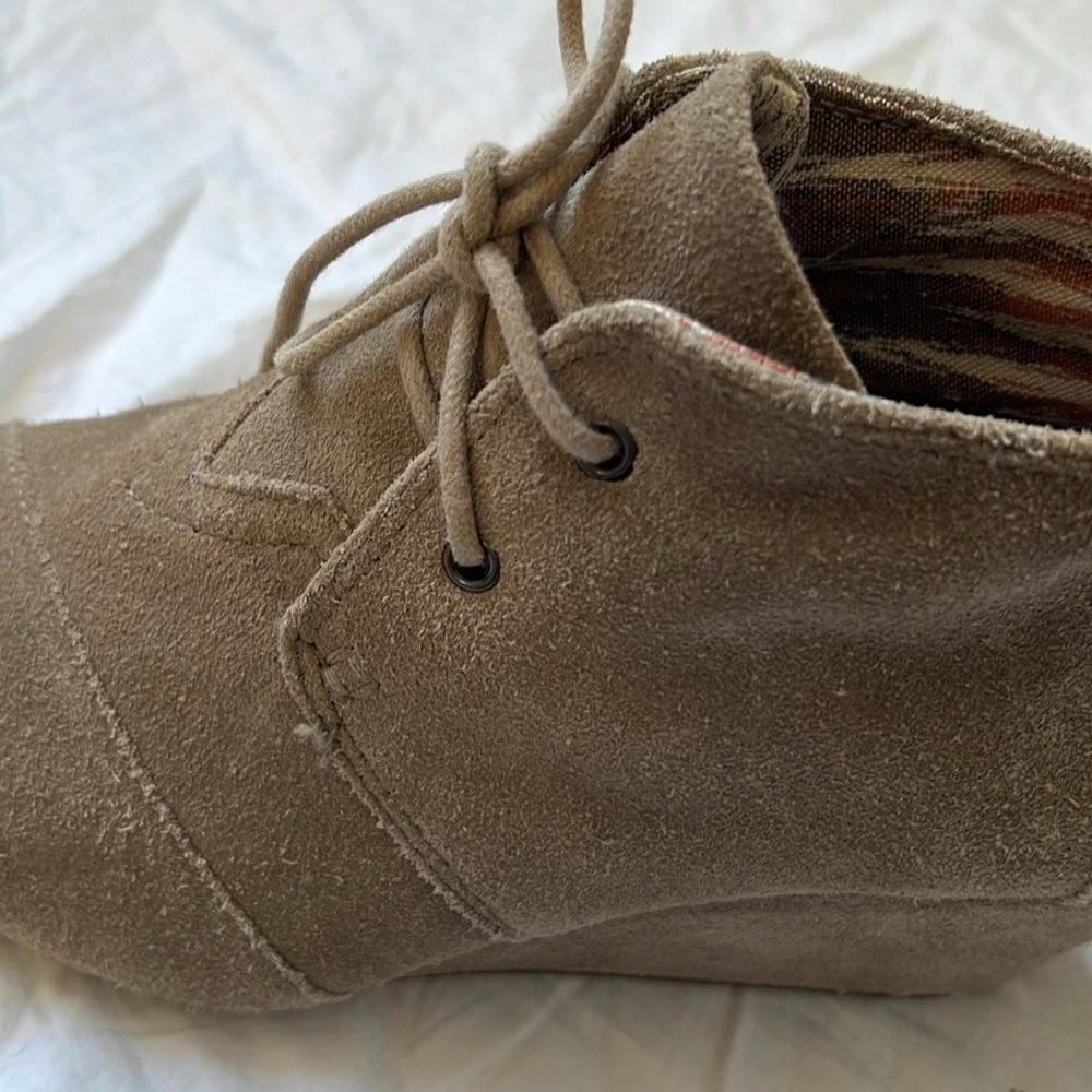 Tom's‎ Kala Desert Wedge Shoes in Taupe Suede Tan Wedges Lace Up Shoes Womens 9